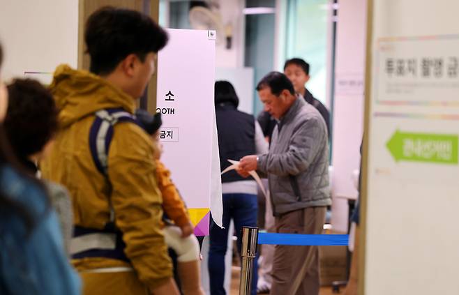 제22대 국회의원 선거 사전투표 둘째날인 6일 오전 광주 남구 주월동 통합거점경로당에 마련된 사전투표소에서 유권자들이 사전투표를 하고 있다. [연합뉴스]