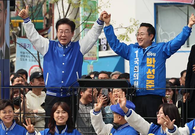 더불어민주당 이재명 대표가 6일 서울 성동구 금남시장 인근에서 박성준 후보 지원 유세를 하고 있다.  [연합뉴스]