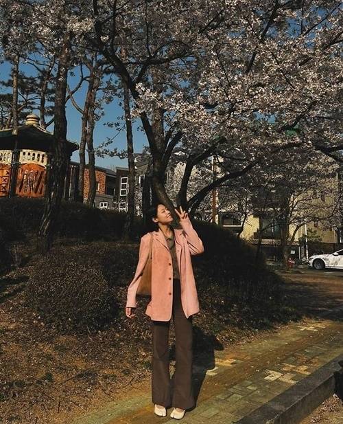 설현은 진한 색상의 팬츠를 매치해 전체 룩에 밸런스를 주며 스트레이트 핏으로 클래식한 감성의 멋을 냈다. 사진=설현 SNS