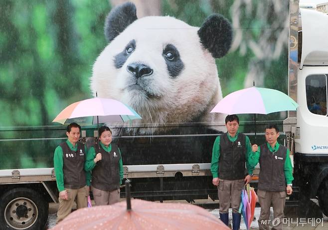 에버랜드 판다월드 사육사들이 지난 3일 오전 경기 용인시 에버랜드에서 중국으로 가는 자이언트 판다 '푸바오'를 실은 특수차량과 기념촬영을 하고 있다. (에버랜드 제공)/사진=뉴스1