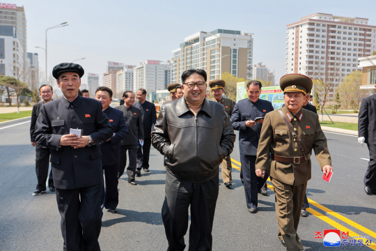 김정은(가운데) 북한 국무위원장이 5일 완공을 앞둔 평양 화성지구 2단계 1만 가구 살림집(주택) 건설 현장을 시찰하고 있다. 연합뉴스