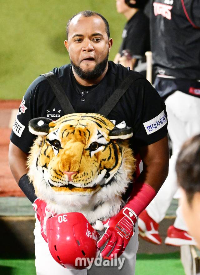 소크라테스가 민망한 표정을 지으며 더그아웃을 지나고 있다.