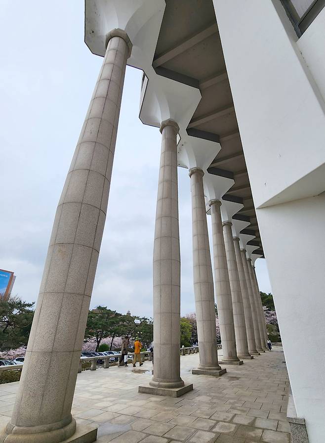 지상 108m ‘W-SKY23 누리마루’ 전망대를 지탱하는 우석대학교 본관건물 하단 배흘림돌기둥