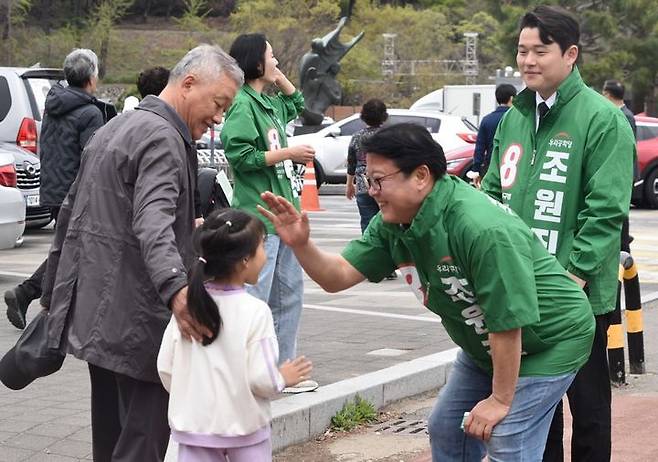 [대구=뉴시스]정창오 기자=우리공화당 조원진(대구 달서병) 후보가 6일 오후 대구시 달서구 두류공원에서 가진 선거 압승 굳히기 집중유세에서 어린이와 하이파이브를 하고 있다. 조 후보는 이날 집중유세에서 “윤석열 대통령을 탄핵하려는 좌파세력들이 노골적으로 거짓선동을 하고 있는 상황이다”며 “보수가 힘을 하나로 모아야 한다”고 주장했다. 2024.04.06 jco@newsis.com