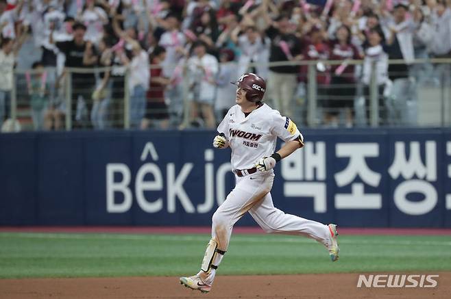 [서울=뉴시스] 김금보 기자 = 2일 서울 구로구 고척스카이돔에서 열린 2023 프로야구 SSG 랜더스 대 키움 히어로즈의 경기, 3회말 무사 주자없는 상황 SSG 이형종이 홈런을 치고 베이스를 돌고 있다. 2023.07.02. kgb@newsis.com