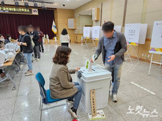 제22대 국회의원선거 사전투표 첫날인 5일 오전 부산 남구 남구청 1층 대강당에 마련된 사전투표소에서 유권자들이 투표하고 있다. 김혜민 기자