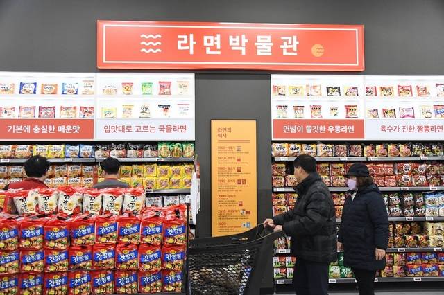 홈플러스 인천 연수점의 라면 박물관 코너. 더바이어