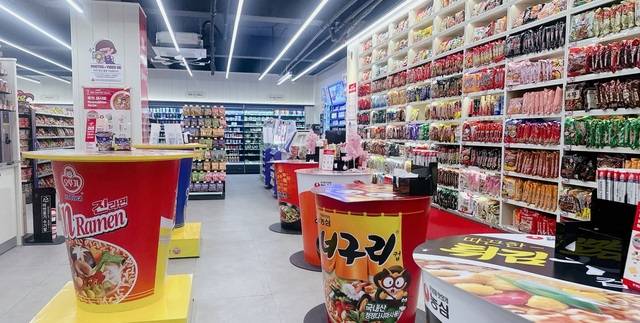 지난해 11월29일 개장한 CU 홍대상상점은 국내 최초 라면 특화 편의점이다. 더바이어