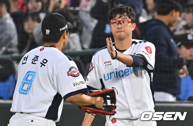 [OSEN=부산, 이석우 기자] 6일 부산 사직구장에서 2024 신한 SOL 뱅크 KBO 리그 롯데 자이언츠와 두산 베어스의 경기가 열렸다. 전날 1점차로 아쉬운 패배를 기록한 롯데는 안경 에이스 박세웅을 선발로 내세워 설욕전을 펼치며 연패를 끊은 두산은 곽빈을 선발로 내세워 연승을 노린다.롯데 자이언츠 선발 투수 박세웅이 7회초 수비를 무실점으로 막고 전준우와 하이파이브를 하고 있다. 2024.04.06 / foto0307@osen.co.kr