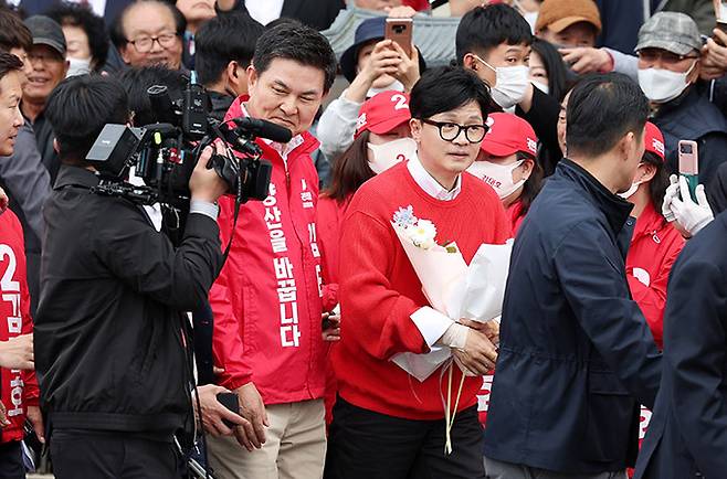 한동훈 국민의힘 비상대책위원장이 6일 오후 경남 양산시 덕계사거리에서 열린 ‘국민의힘으로 양산살리기' 지원유세에서 김태호 양산시을 후보와 함께 유세차로 향하고 있다. 양산=뉴시스