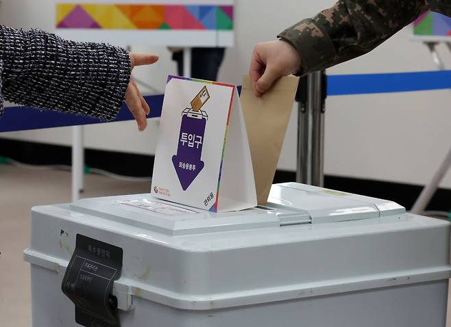 제22대 국회의원 선거 사전투표 첫날인 5일 광주 북구 삼각동에 마련된 사전투표소에서 군 장병이 투표하고 있다. ⓒ연합뉴스