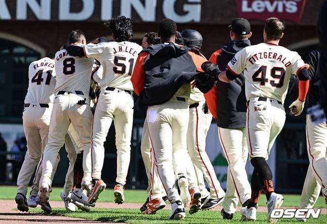 샌프란시스코 자이언츠 이정후(왼쪽에서 3번째)가 미국 캘리포니아주 샌프란시스코 오라클 파크에서 열린 샌디에이고 파드리스와 2024 메이저리그(MLB) 홈 개막전에서 팀 끝내기 승리 후 에스트라다에게 축하를 전하고 있다.