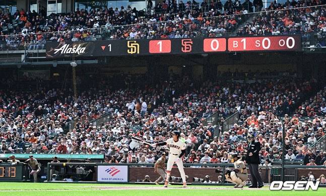 샌프란시스코 자이언츠 이정후가 미국 캘리포니아주 샌프란시스코 오라클 파크에서 열린 샌디에이고 파드리스와 2024 메이저리그(MLB) 홈 개막전에서 1번 타자 중견수로 선발 출전해 첫 타석에 나서고 있다.