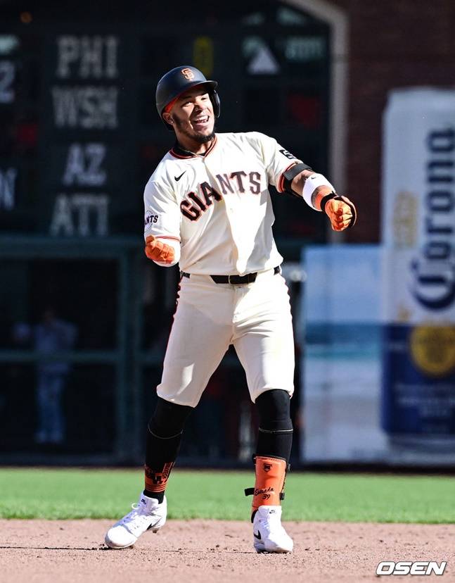 샌프란시스코 자이언츠 타이로 에스트라다가 미국 캘리포니아주 샌프란시스코 오라클 파크에서 열린 샌디에이고 파드리스와 2024 메이저리그(MLB) 홈 개막전에서 9회말 끝내기 안타를 친 뒤 기뻐하고 있다.
