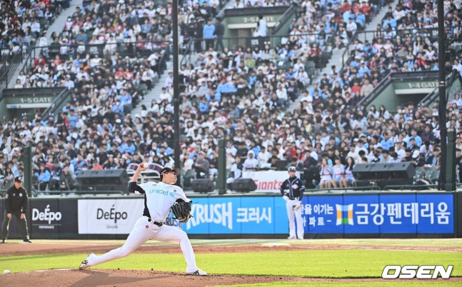 6일 부산 사직구장에서 2024 신한 SOL 뱅크 KBO 리그 롯데 자이언츠와 두산 베어스의 경기가 열렸다. 롯데 자이언츠 선발 투수 박세웅이 사직 팬 앞에서 역투하고 있다.