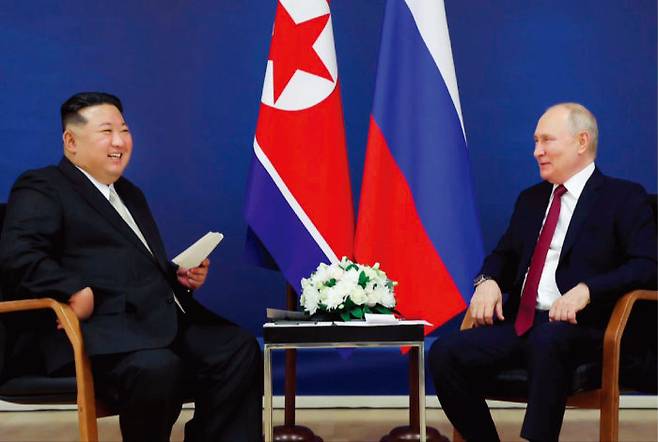 김정은 북한 국무위원장(왼쪽)이 지난해 9월 러시아 아무르주 보스토치니 우주기지에서  블라디미르 푸틴 러시아 대통령과 회담하고 있다. [뉴시스]