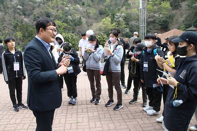 다문화 청소년들에게 설명하는 김경도 독도박물관 학예연구사 (울릉도=연합뉴스) 성도현 기자 = 김경도 독도박물관 학예연구사(왼쪽에서 두 번째)가 6일 사회복지법인 인클로버재단이 주최한 탐방 행사 '2024 다문화청소년 역사기행, 가자 독도로'에 참가한 다문화 청소년들을 대상으로 독도의 역사와 문화 등에 관해 설명하고 있다. 2024.4.6 raphael@yna.co.kr