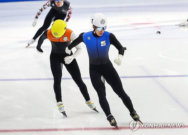 결승선 통과하는 황대헌 (서울=연합뉴스) 서대연 기자 = 6일 오후 서울 양천구 목동아이스링크에서 열린 2024-2025 시즌 쇼트트랙 국가대표 1차 선발전 남자 500m 예선에서 황대헌(흰헬멧, 강원도청)이 조 1위로 결승선을 통과하고 있다. 2024.4.6 dwise@yna.co.kr