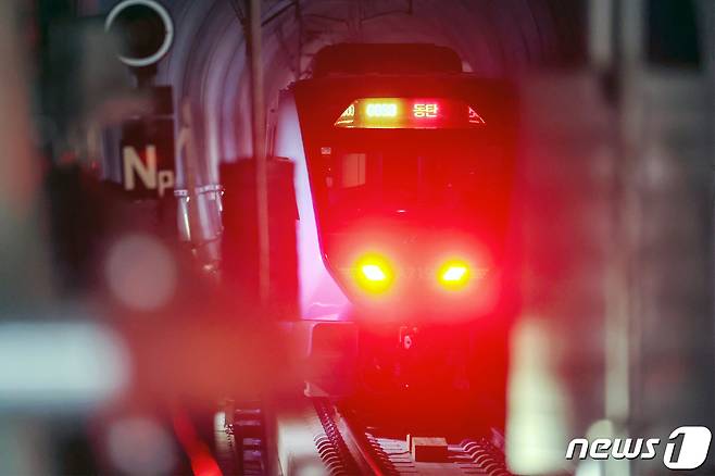 20일 서울 강남구 수도권광역급행철도(GTX)-A 수서역에서 출발한 GTX-A 열차가 시범운행을 하고 있다. 2024.3.21/뉴스1 ⓒ News1 민경석 기자