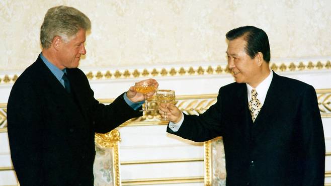 김대중 대통령과 빌 클린턴 미국대통령이 지난 1998년 11월 21일 저녁 청와대 영빈관에서 만찬을 갖기에 앞서 건배를 하고있다./연합뉴스