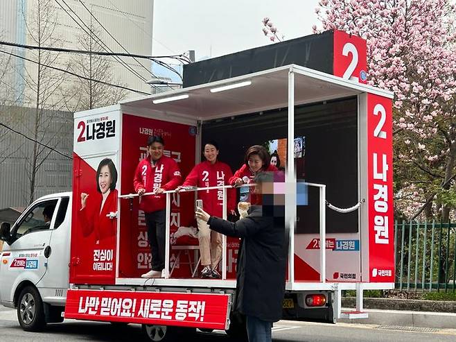 나경원 국민의힘 서울 동작을 후보가 6일 오전 동작구 일대에서 유세차를 타고 유세하는 도중 시민의 '셀카' 요청에 응하고 있다. ⓒ데일리안 김희정 기자