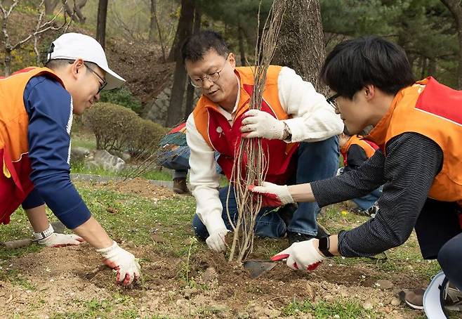 이호정 SK네트웍스 대표이사 사장과 임직원들이 5일 식목일을 맞아 남산공원에서 무궁화 묘목을 심고 있다. ⓒSK네트웍스