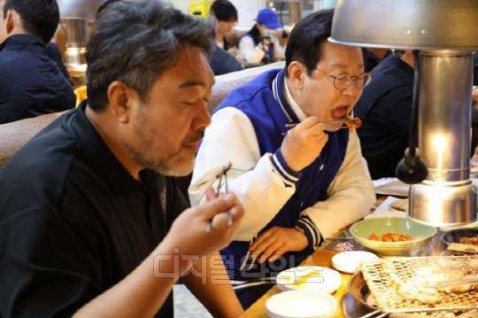 이재명(오른쪽) 더불어민주당 대표가 지난 4월 1일 인천 계양구의 한 식당에서 배우 이원종씨와 저녁 식사를 하고 있다. <이재명 SNS>