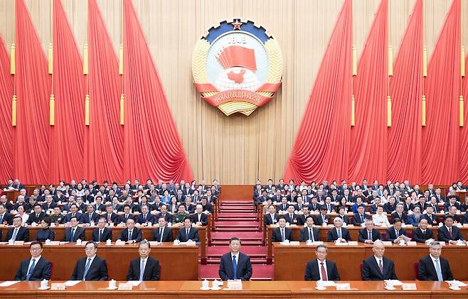 시진핑 중국 국가주석(가운데)이 지난달 10일 중국 베이징 인민대회당에서 열린 전국인민정치협상회의 폐막식에 참석해 앉아 있다. 베이징/신화 연합뉴스