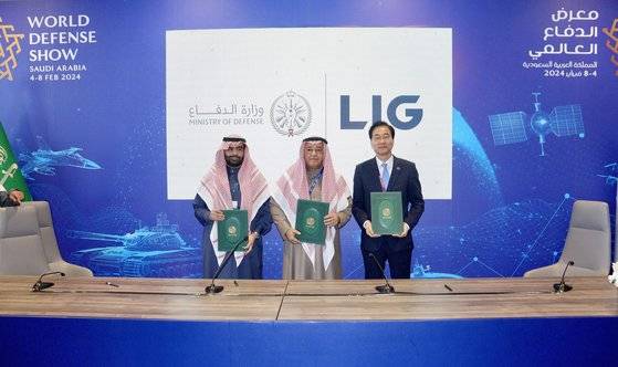 2월 6일(현지시각) 사우디아라비아 리야드에서 열린 세계방산전시회(WDS)에서 이현수 LIG넥스원 해외사업부문 부사장(오른쪽)과 칼리드 빈 후세인 알 비야리 사우디아라비아 국방부차관(정무차관, 가운데), 모하메드 빈 살레 알 아텔 사우디 군수산업청(GAMI) 부청장(왼쪽)이 천궁Ⅱ 계약 서명식을 한 뒤 기념촬영을 하고 있다. 국방부