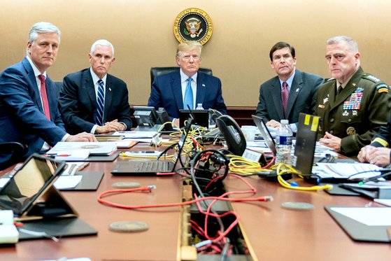 2019년 도널드 트럼프 당시 미국 대통령(가운데)이 백악관에서 IS 지도자 아부 바크르 알바그다디 제거 작전을 지켜보고 있는 모습. 사진 백악관