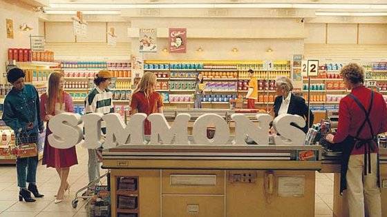 흔들리지 않는 편안함의 테마를 확장시켜, 매너가 편안함을 만든다는 메시지를 전달한 광고. 사진 시몬스침대