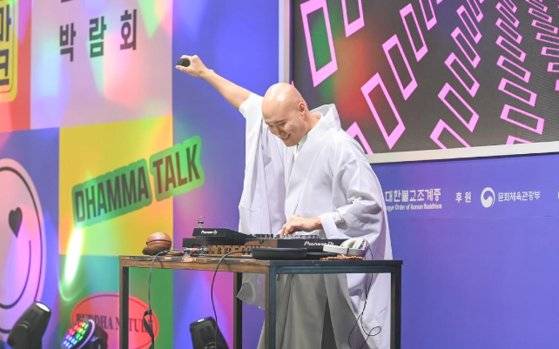 2024서울국제불교박람회에서 공연을 펼친 뉴진스님(개그맨 윤성호). 사진 서울국제불교박람회