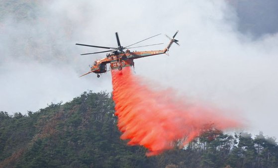 산림청 소속 진화헬가 야산에서 발생한 산불을 끄고 있다. 사진 산림청
