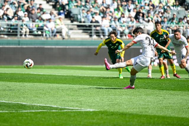 ▲ 강원FC 이상헌이 7일 오후 2시 전주월드컵경기장에서 열린 전북현대와 하나은행 K리그1 2024 6라운드 원정 경기에서 페널티킥 선제골을 기록했다. 사진제공=강원FC