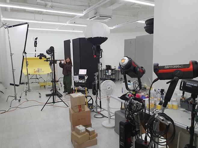 정아름 사원이 스튜디오에서 제품 촬영을 준비하고 있다. 윤현주 기자