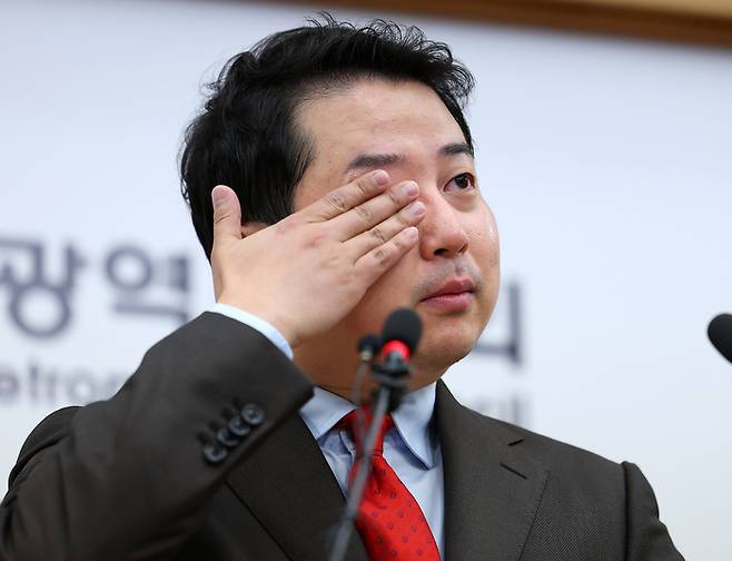 ‘막말 논란’으로 부산 수영구 공천이 취소된 장예찬 전 국민의힘 청년최고위원이 18일 오후 부산 연제구 부산시의회에서 기자회견을 열고 눈물을 닦고 있다. 연합뉴스