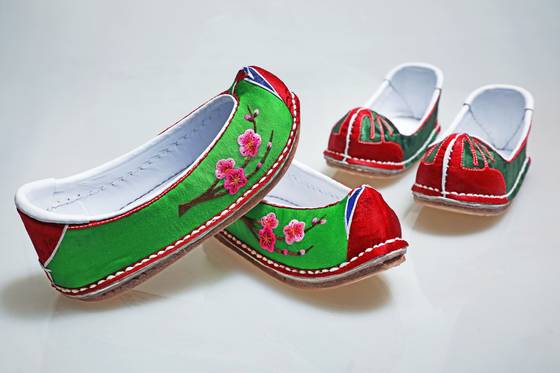 Reproductions of kkotsin for little babies usually worn to celebrate their 100th day since birth or their first birthday. [PARK SANG-MOON]