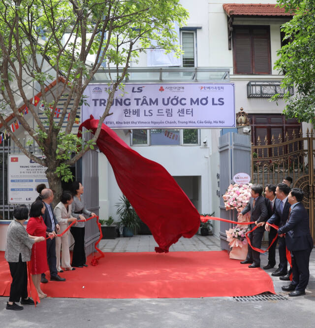 지난해 5월 4일 베트남 하노이에서 열린 LS드림센터 개소식 간판제막식. LS그룹 제공