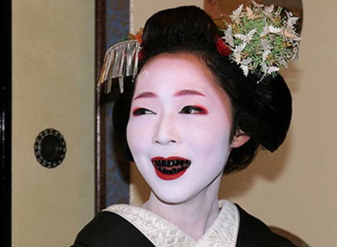 치아를 검게 물들이는 일본의 오하구로 풍습.