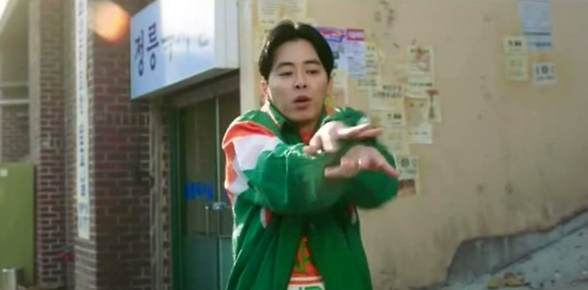 영화 ‘건축학 개론’에서 납득이(조정석)가 ‘키스’를 설명하고 있는 장면. 명필름