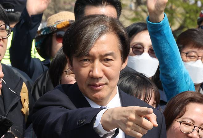 조국혁신당 조국 대표가 7일 서울 여의도 한강공원에서 시민들을 만나고 있다. [사진출처 = 연합뉴스]
