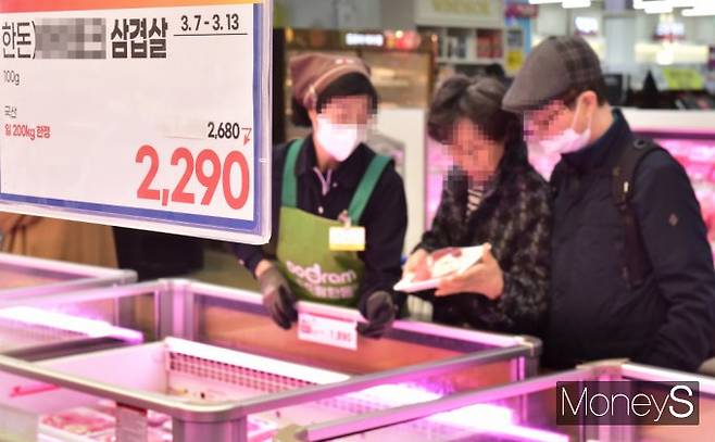 주요 농축산물 가격이 오르락내리락 하고 있다. 서울 한 대형마트에서 시민들이 정육코너에서 진열된 제품을 살피고 있다. /사진=임한별 기자