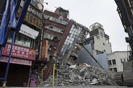 6일 대만 화롄현의 건물들이 지진으로 인해 무너지거나 기울어져 있다. AP 뉴시스