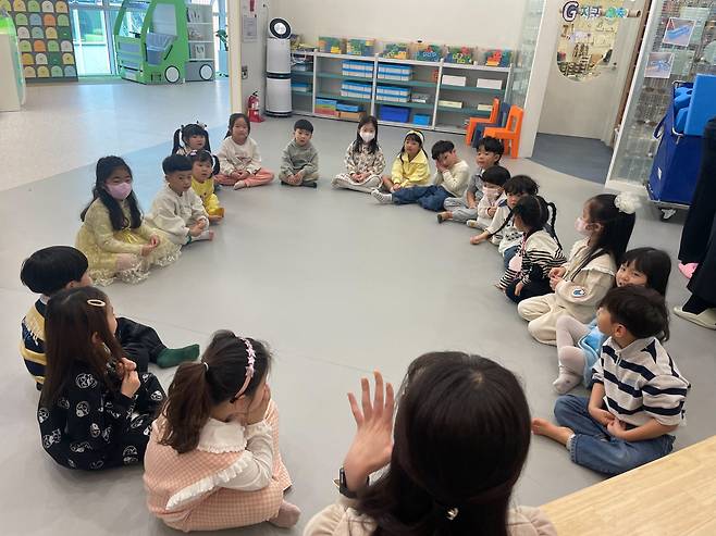 충북 오창 LG에너지솔루션의 사내 어린이집 ‘키즈앤솔’에서 어린이들이 수업을 받고 있다. [LG에너지솔루션 제공]