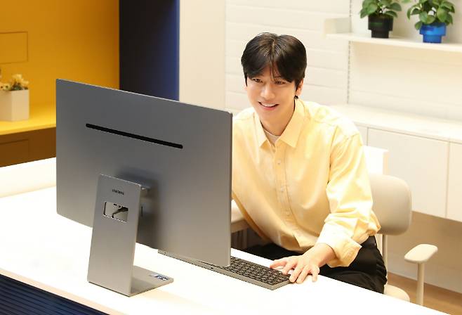 삼성전자 모델이 '삼성 올인원 Pro'를 소개하고 있다. 삼성전자 제공