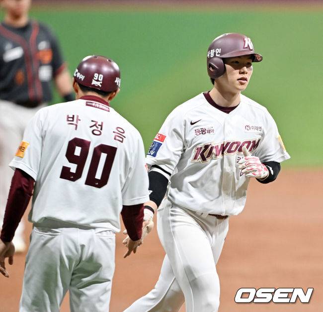 [OSEN=고척, 민경훈 기자]  7일 서울 고척스카이돔에서 ‘2024 신한 SOL BANK KBO리그’ 키움 히어로즈와 한화 이글스의 경기가 진행됐다.이날 키움은 우완 김선기를, 한화는 우완 김민우를 선발투수로 내세웠다.1회말 2사 키움 김혜성이 우월 동점 솔로 홈런을 때린 후 그라운드를 돌고 있다.  2024.04.07 / rumi@osen.co.kr