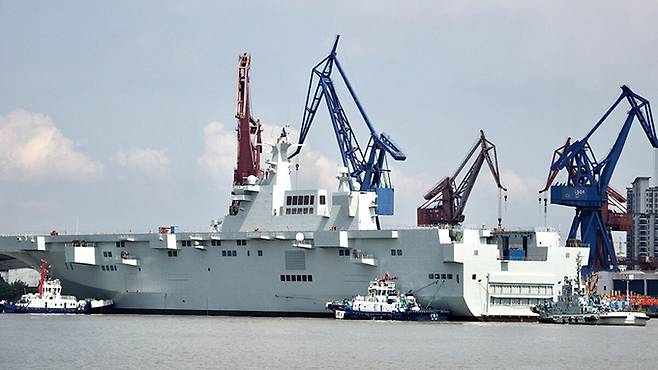 조선소에 정박해 있는 중국 해군 075형 강습상륙함. 세계일보 자료사진
