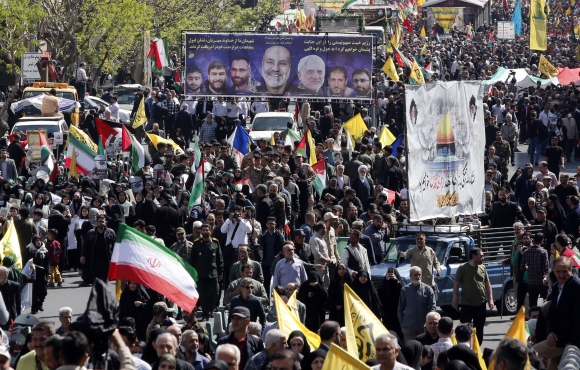 이스라엘 시리아 주재 이란 영사관 공격 - 2024년 4월 5일(현지시간) 이란 테헤란에서 시리아 공습으로 사망한 이슬람혁명수비대(IRGC) 대원들의 영결식을 위해 사람들이 모여들고 있다. / 사진=EPA 연합뉴스