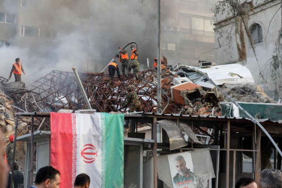이스라엘 시리아 주재 이란 영사관 공격 - 2024년 4월 1일(현지시간) 시리아 수도 다마스쿠스의 이란 영사관 부속 건물을 덮친 공습 현장에서 긴급 및 보안 요원들이 화재를 진압하고 있다. / 사진=AFP 연합뉴스