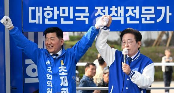 이재명 더불어민주당 대표가 7일 서울 송파구 석촌호수 앞에서 조재희 후보 지원 유세를 하고 있다. 홍윤기 기자
